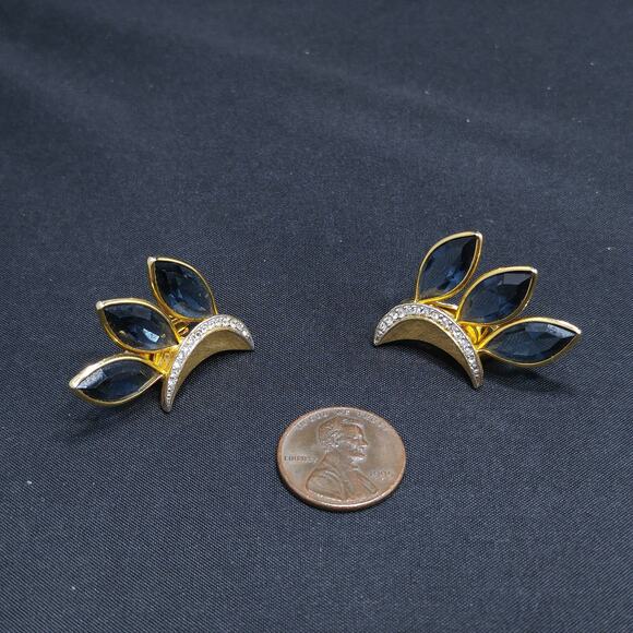 Vintage Kramer Blue & Clear Rhinestone Earrings, Gold Plated - Picture 4 of 10